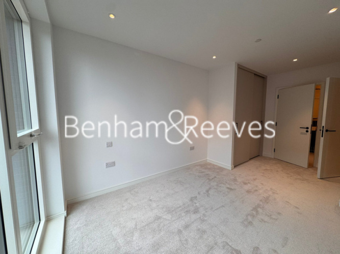 2  bedrooms flat to rent in Greenleaf Walk, Southall, UB1-image 3