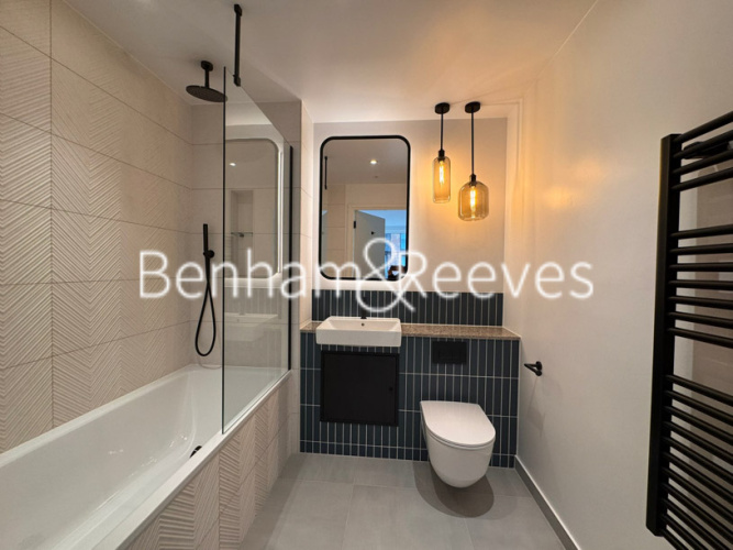 2  bedrooms flat to rent in Greenleaf Walk, Southall, UB1-image 4
