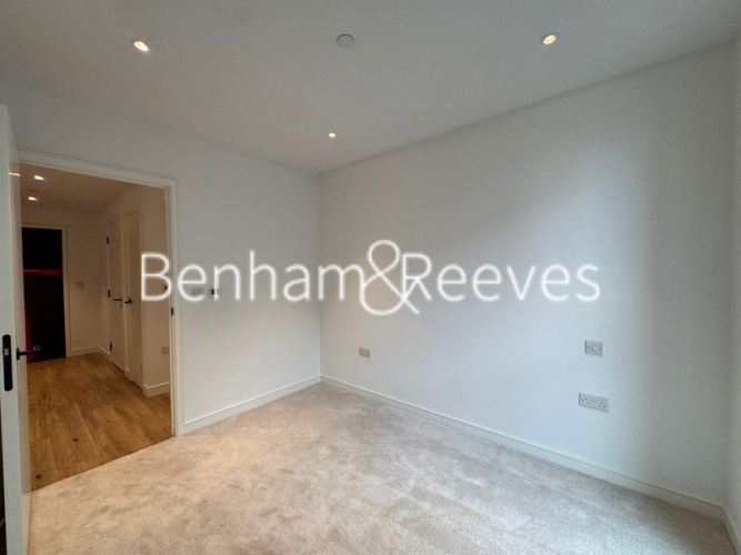 2  bedrooms flat to rent in Greenleaf Walk, Southall, UB1-image 6