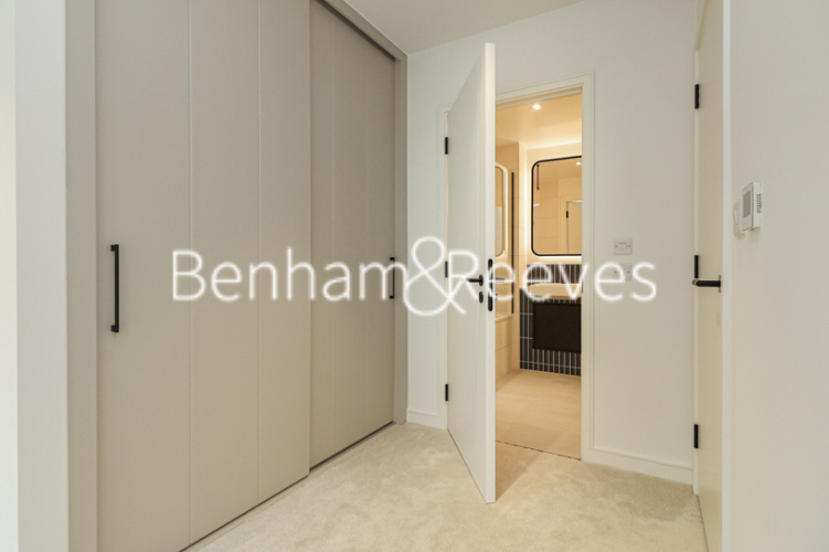 2  bedrooms flat to rent in Greenleaf Walk, Southall, UB1-image 16