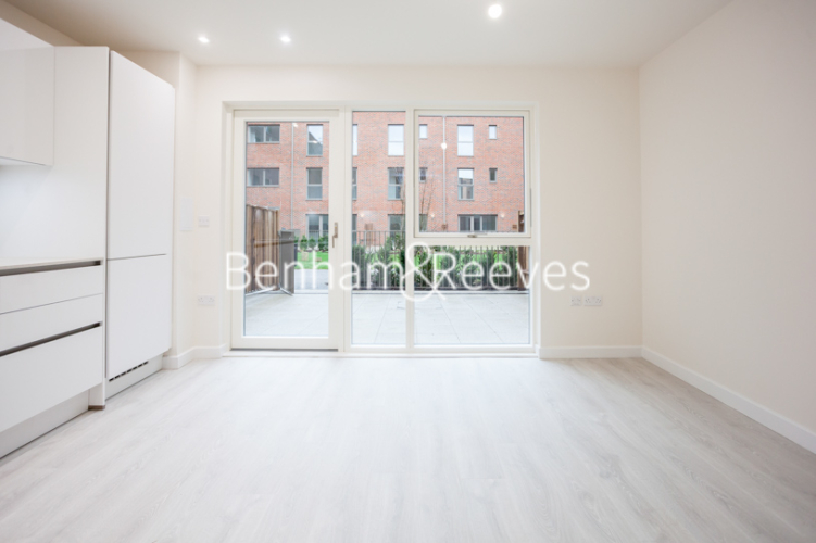 3  bedrooms flat to rent in Lensview Close, Harrow, HA1-image 1