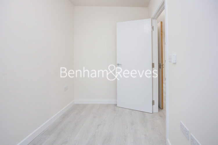 3  bedrooms flat to rent in Lensview Close, Harrow, HA1-image 3