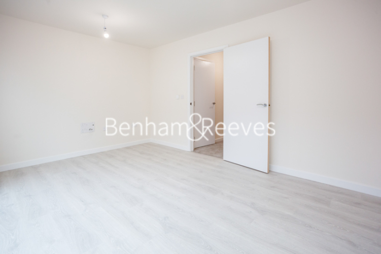3  bedrooms flat to rent in Lensview Close, Harrow, HA1-image 8