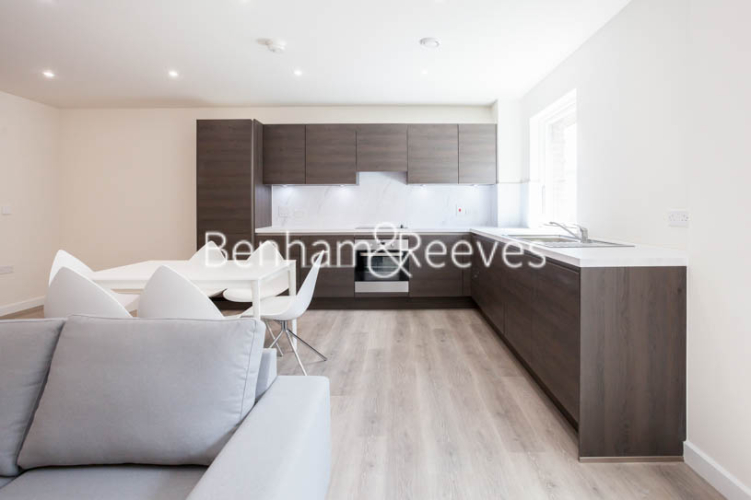 3 bedrooms flat to rent in Lensview Close, Harrow, HA1-image 2