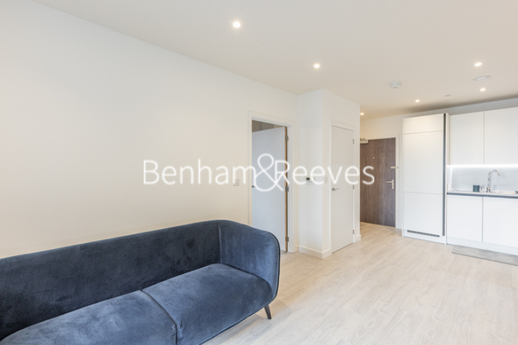 1 bedroom flat to rent in Henry Strong Road, Harrow HA1-image 1