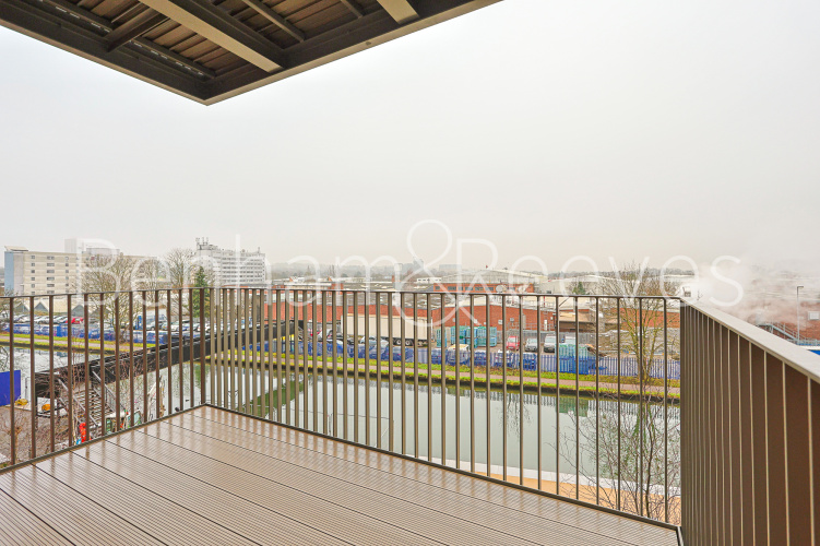 2  bedrooms flat to rent in Quay Walk, Grand Union, HA0-image 8