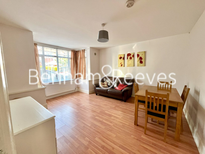 2  bedrooms flat to rent in Eton Avenue, Wembley, HA0-image 1