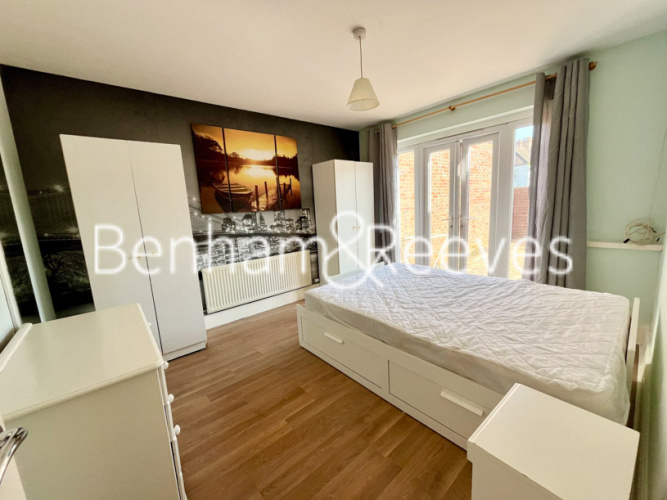 2  bedrooms flat to rent in Eton Avenue, Wembley, HA0-image 2