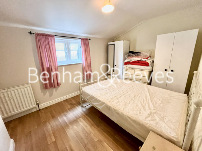 2  bedrooms flat to rent in Eton Avenue, Wembley, HA0-image 3