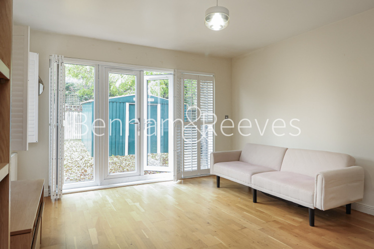 3  bedrooms flat to rent in Wood End Road, Wembly, HA1-image 1