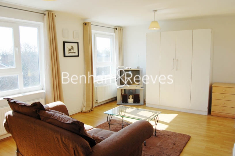 Studio flat to rent in Tarragon Court, Ilford, IG1-image 1