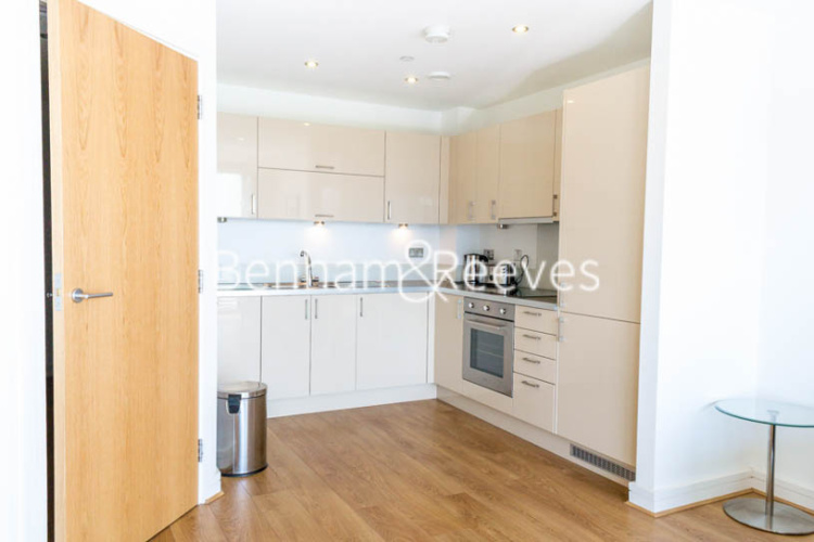 2  bedrooms flat to rent in Aqua Vista Square, Canary Wharf, E3-image 2