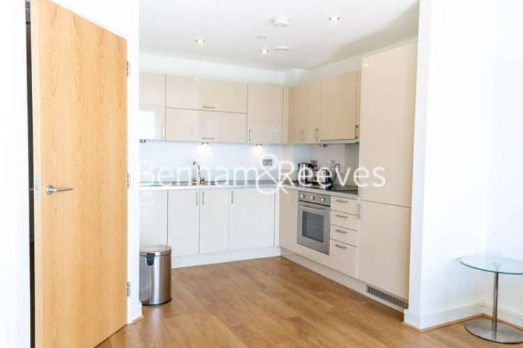 2 bedrooms flat to rent in Aqua Vista Square, Canary Wharf, E3-image 2