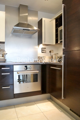 1 bedroom flat to rent in Proton Tower, Blackwall Way, E14-image 2
