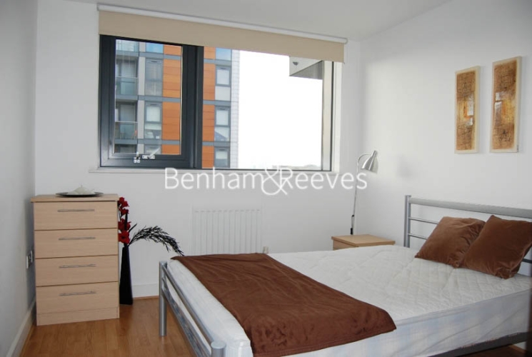 1 bedroom flat to rent in Proton Tower, Blackwall Way, E14-image 3