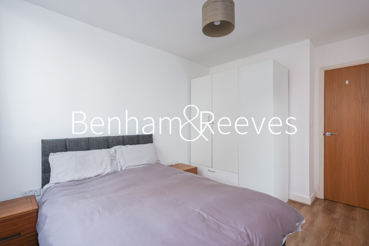 1  bedroom flat to rent in Proton Tower, Blackwall Way, E14-image 9