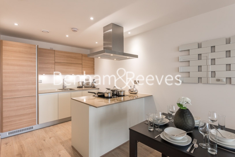 1 bedroom flat to rent in Station Street, Stratford, E15-image 2