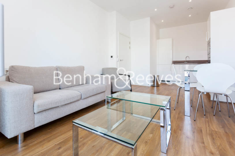 1  bedroom flat to rent in Kingfisher Heights, Pontoon Dock, E16-image 1