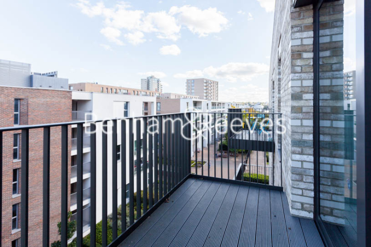 1  bedroom flat to rent in Kingfisher Heights, Pontoon Dock, E16-image 5