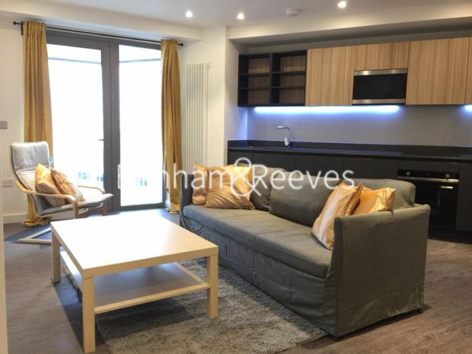 2  bedrooms flat to rent in Royal Docks West, Western Gateway, E16-image 1