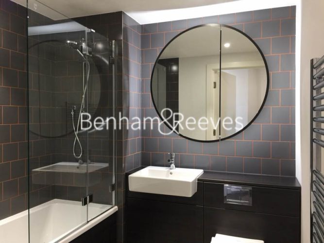2  bedrooms flat to rent in Royal Docks West, Western Gateway, E16-image 4