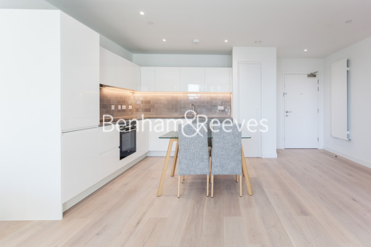 1  bedroom flat to rent in Royal Crest Avenue, Canary Wharf, E16-image 2
