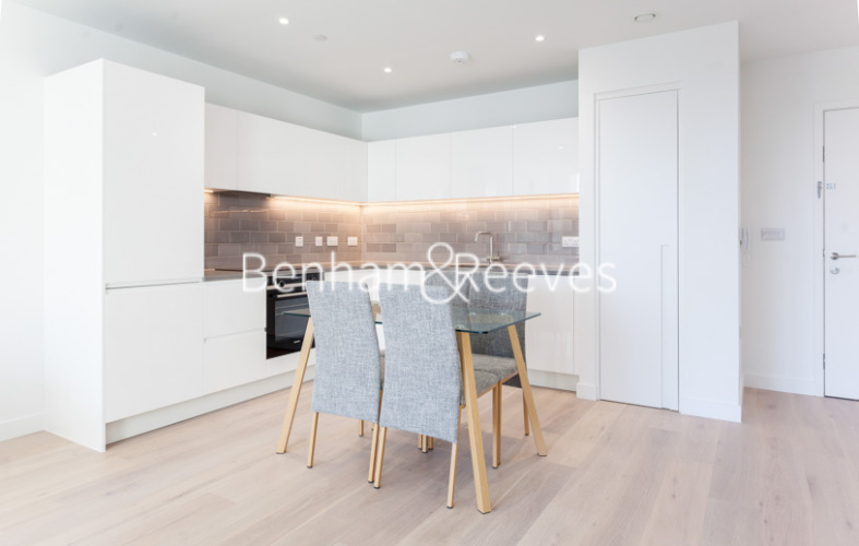 1  bedroom flat to rent in Royal Crest Avenue, Canary Wharf, E16-image 8