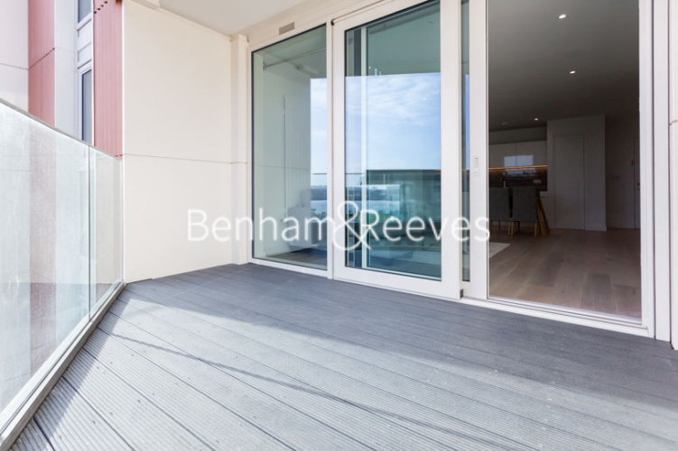 1  bedroom flat to rent in Royal Crest Avenue, Canary Wharf, E16-image 10
