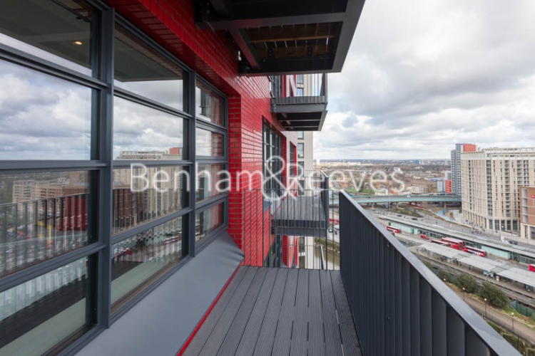 Studio flat to rent in City Island Way, Canary Wharf, E14-image 5