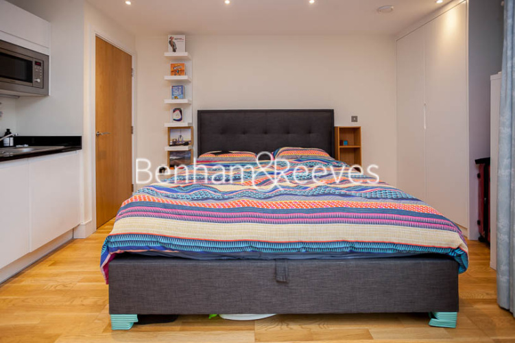 Studio flat to rent in Keymer Place, Canary Gateway, E14-image 1