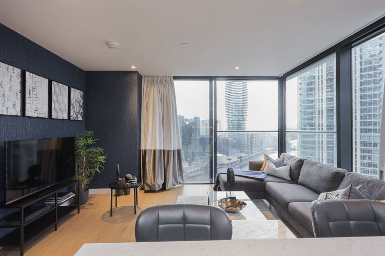1  bedroom flat to rent in Hampton Tower, South Quay Plaza, E14-image 1