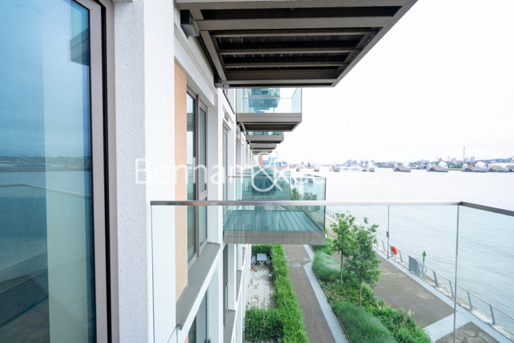 2 bedrooms flat to rent in Laker House, Pontoon Dock, E16-image 5