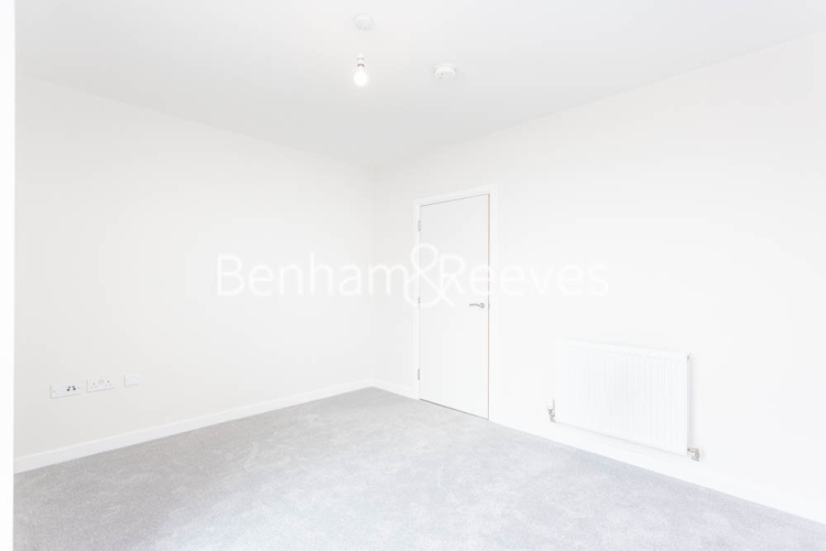 1  bedroom flat to rent in Rosebay House, 8 Frank Searle Passage, E17-image 3