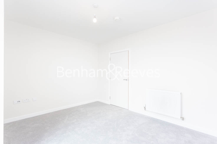 1 bedroom flat to rent in Rosebay House, 8 Frank Searle Passage, E17-image 3