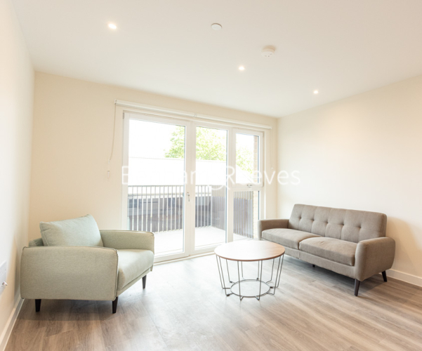 1  bedroom flat to rent in Rosebay House, 8 Frank Searle Passage, E17-image 1