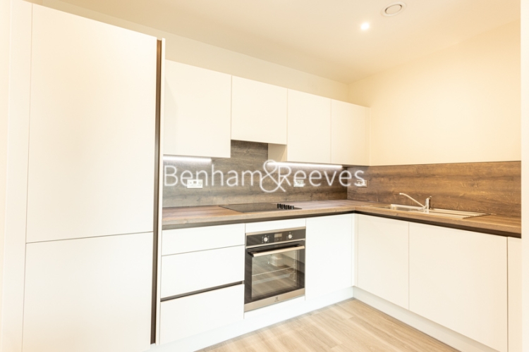 1 bedroom flat to rent in Rosebay House, 8 Frank Searle Passage, E17-image 2