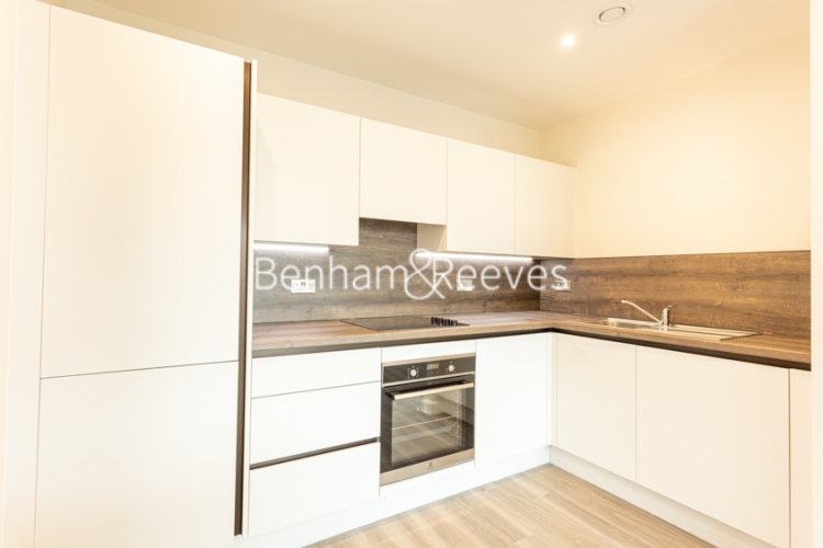 1  bedroom flat to rent in Rosebay House, 8 Frank Searle Passage, E17-image 2
