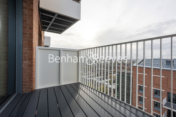 1 bedroom flat to rent in Skyline Apartments, Makers Yard, E3-image 6