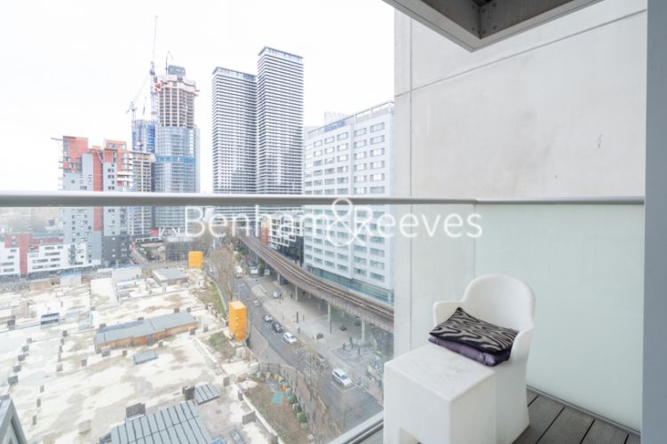 Studio flat to rent in Pan Peninsula Square, Canary Wharf, E14, London