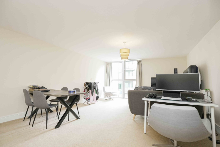 2  bedrooms flat to rent in Westwood House, Millharbour, E14-image 3