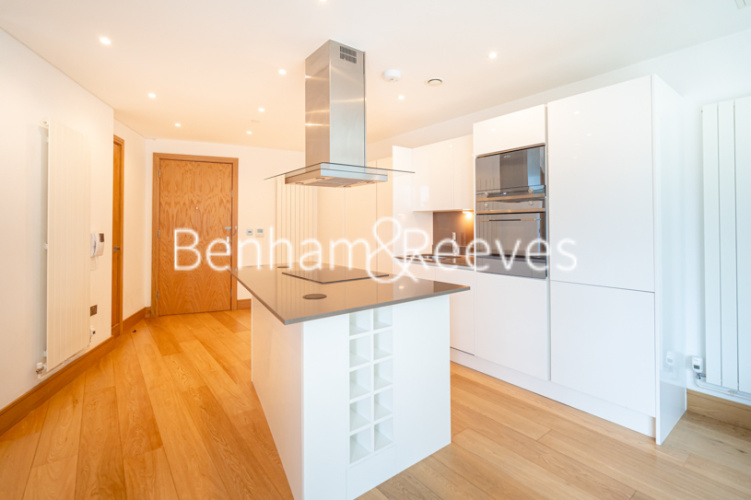 1  bedroom flat to rent in Arena tower, Crossharbour Plaza, E14-image 2