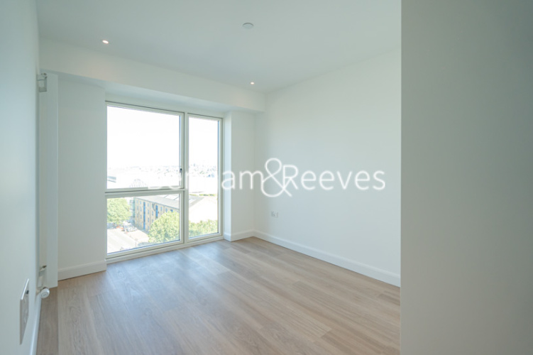 2  bedrooms flat to rent in Western Gateway, Royal Dock, E16-image 3