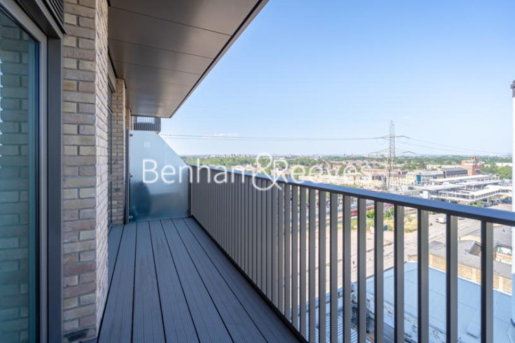 2  bedrooms flat to rent in Western Gateway, Royal Dock, E16-image 5