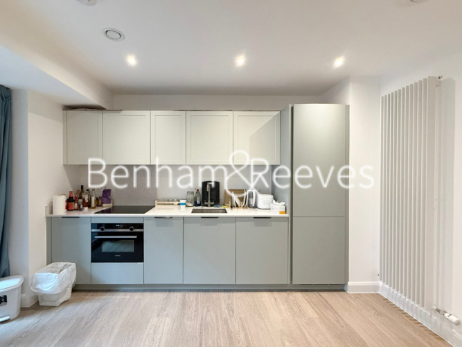 Studio flat to rent in Seagull Lane, Custom house, E16-image 1