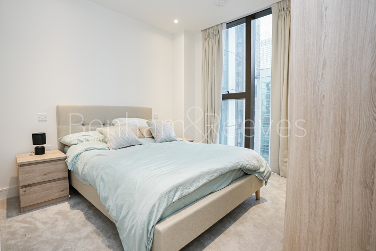 2  bedrooms flat to rent in Harcourt tower, South Quay Plaza, E14-image 4