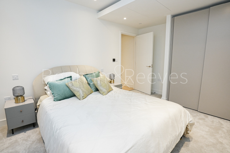 2  bedrooms flat to rent in Harcourt tower, South Quay Plaza, E14-image 9