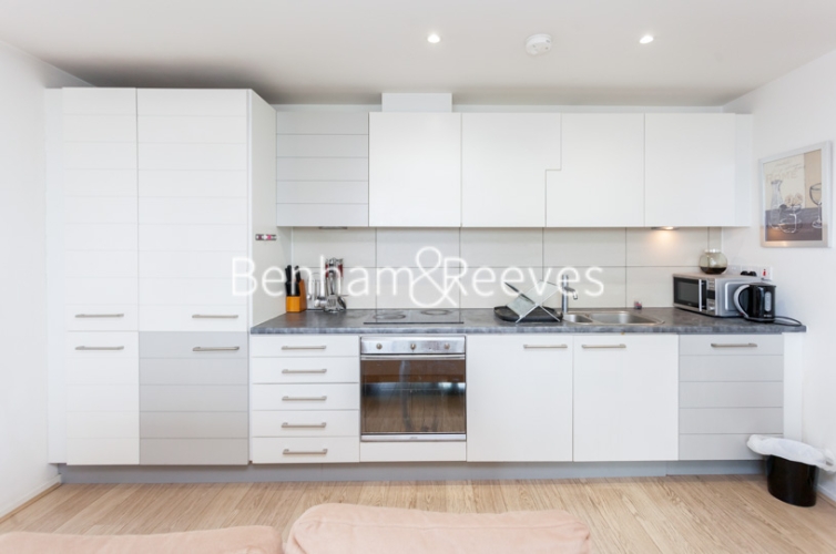 1 bedroom flat to rent in Aurora Building, Blackwall Way, E14-image 2