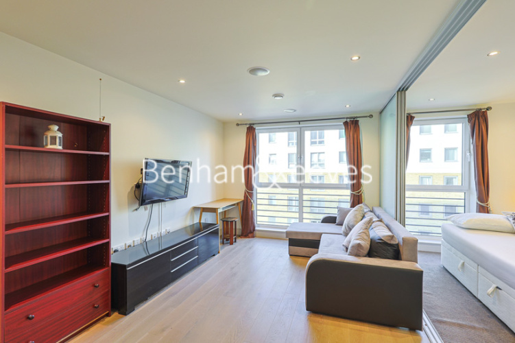 Studio flat to rent in Townmead Road, Imperial Wharf, SW6-image 1