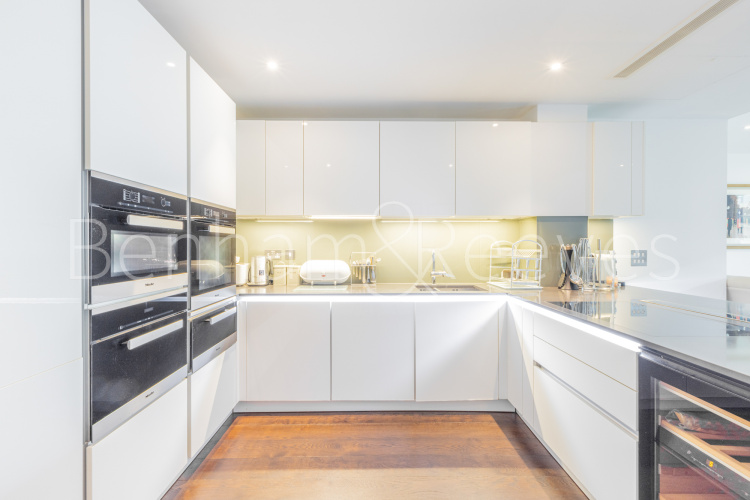 4  bedrooms flat to rent in Central Avenue, Fulham, SW6-image 2