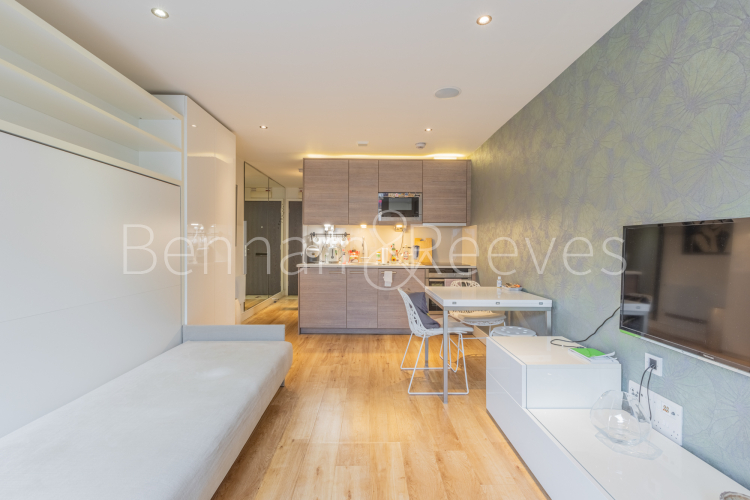 Studio flat to rent in Compass House, Park Street, SW6-image 1